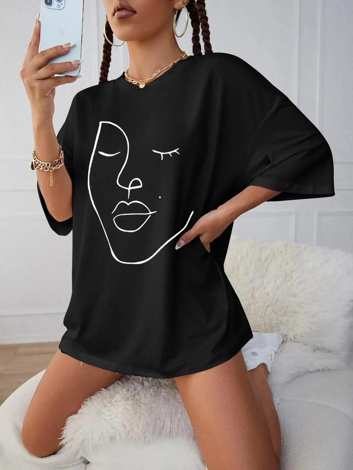 Oversized T-shirt med konstnärligt ansiktsmotiv – Mjuk bomull & stilren design för kvinnor