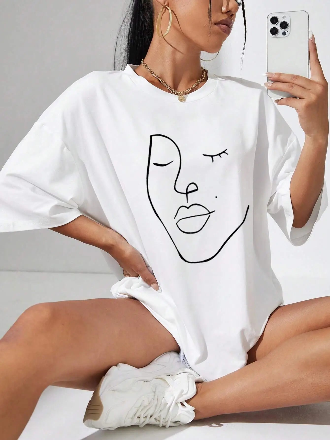 Oversized T-shirt med konstnärligt ansiktsmotiv – Mjuk bomull & stilren design för kvinnor