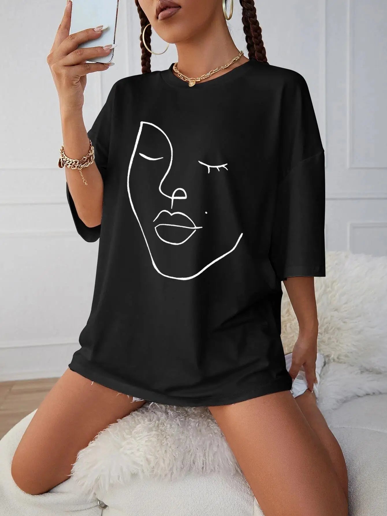 Oversized T-shirt med konstnärligt ansiktsmotiv – Mjuk bomull & stilren design för kvinnor