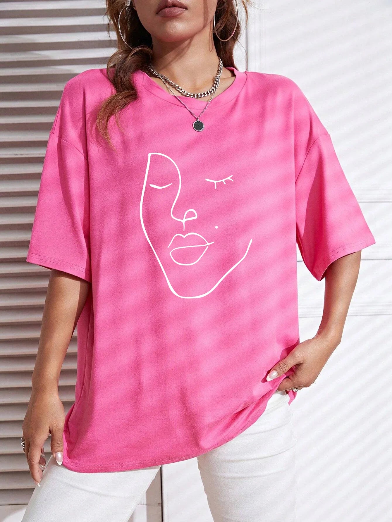Oversized T-shirt med konstnärligt ansiktsmotiv – Mjuk bomull & stilren design för kvinnor