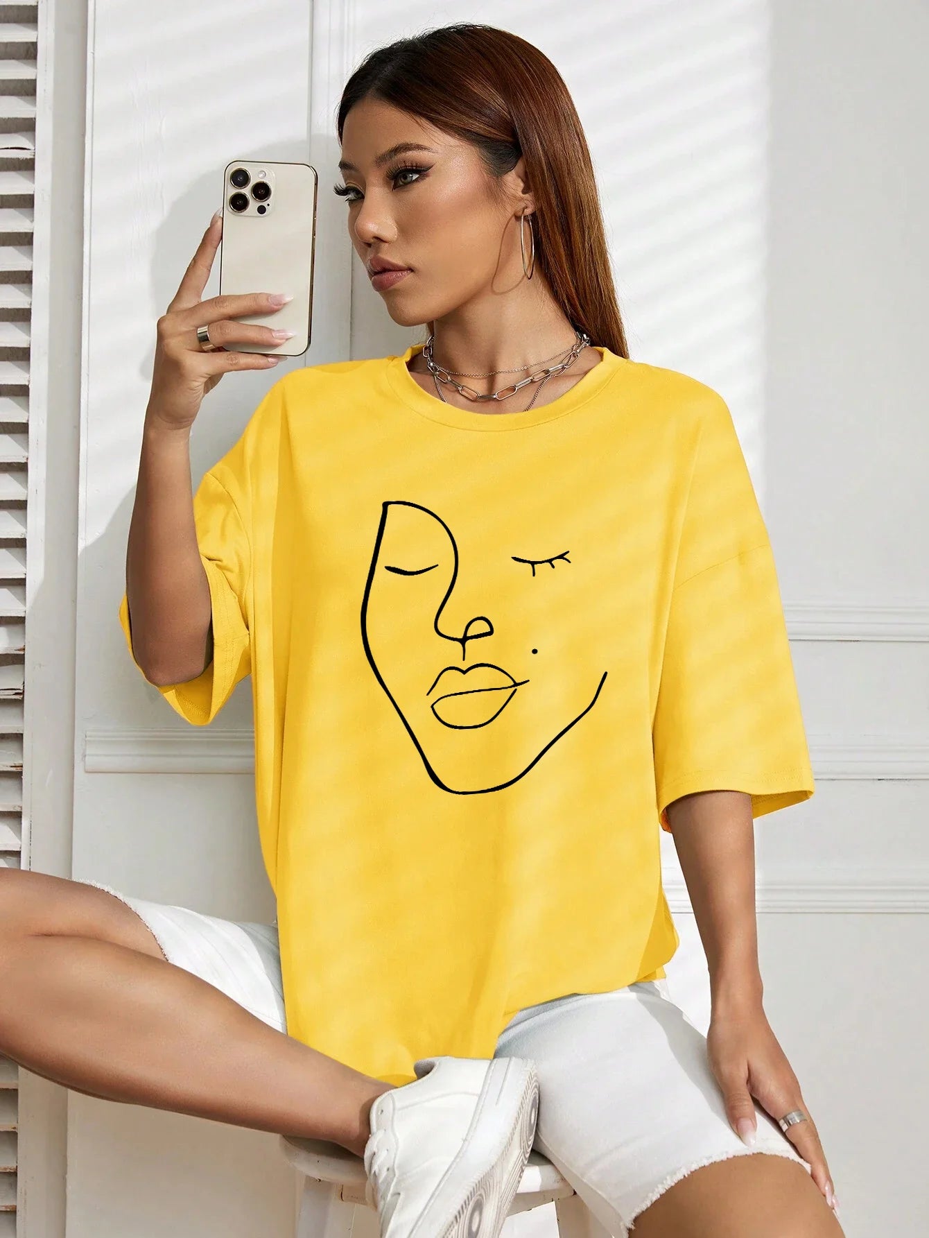 Oversized T-shirt med konstnärligt ansiktsmotiv – Mjuk bomull & stilren design för kvinnor
