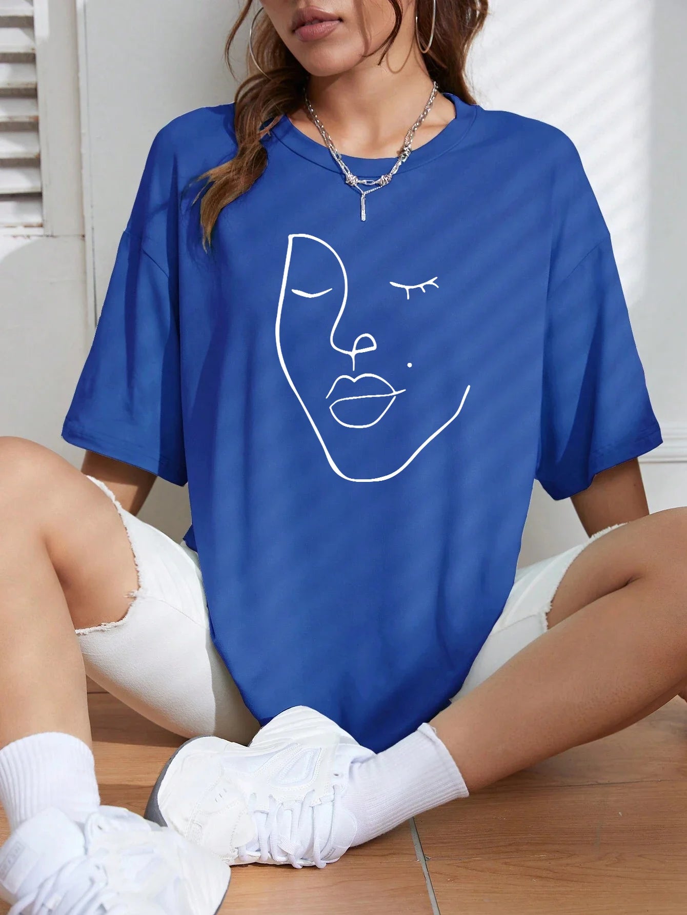 Oversized T-shirt med konstnärligt ansiktsmotiv – Mjuk bomull & stilren design för kvinnor