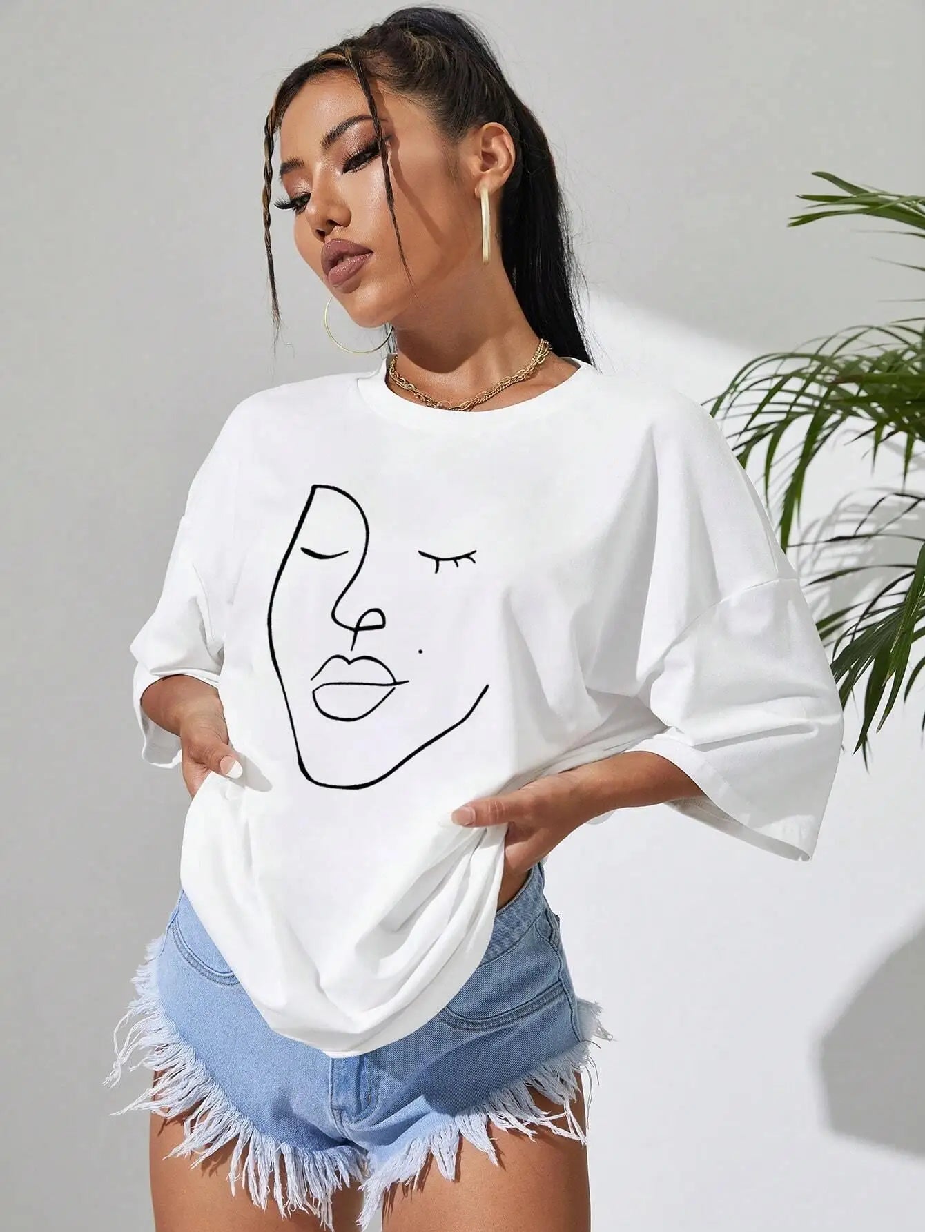 Oversized T-shirt med konstnärligt ansiktsmotiv – Mjuk bomull & stilren design för kvinnor