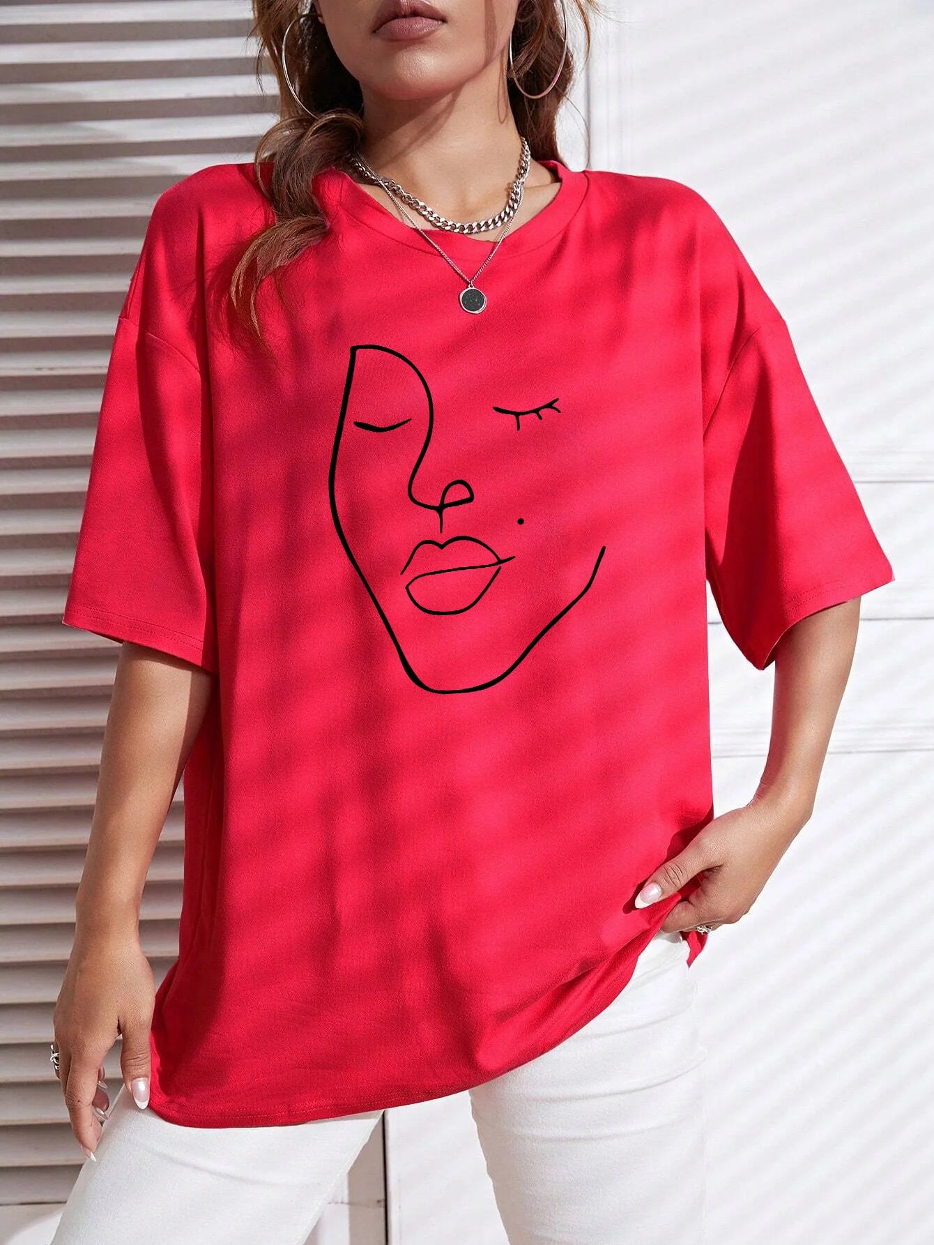 Oversized T-shirt med konstnärligt ansiktsmotiv – Mjuk bomull & stilren design för kvinnor