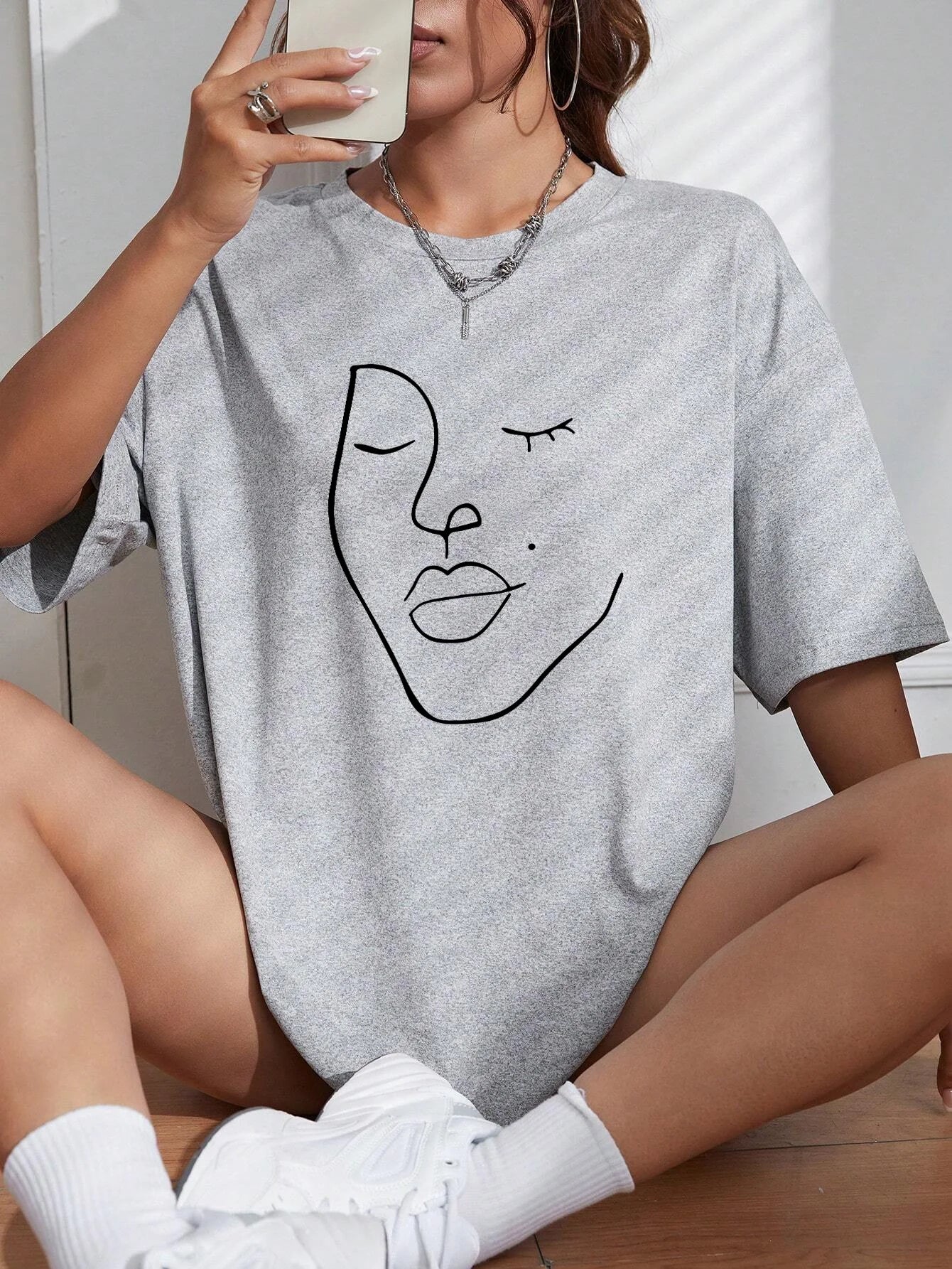 Oversized T-shirt med konstnärligt ansiktsmotiv – Mjuk bomull & stilren design för kvinnor