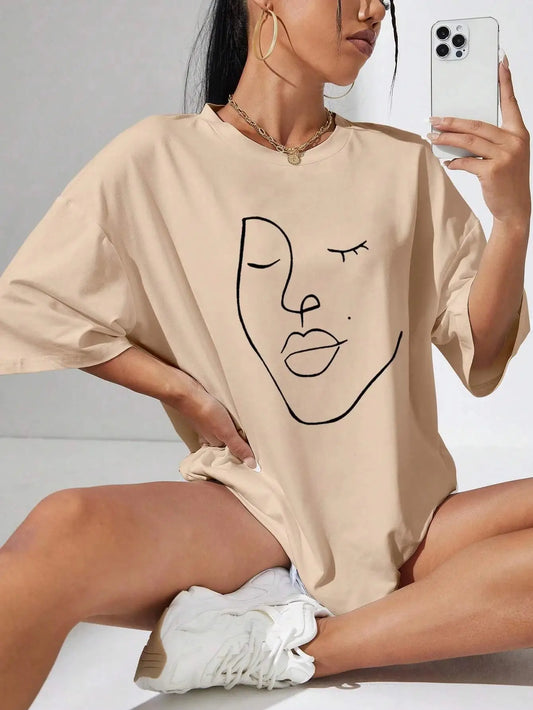 Oversized T-shirt med konstnärligt ansiktsmotiv – Mjuk bomull & stilren design för kvinnor